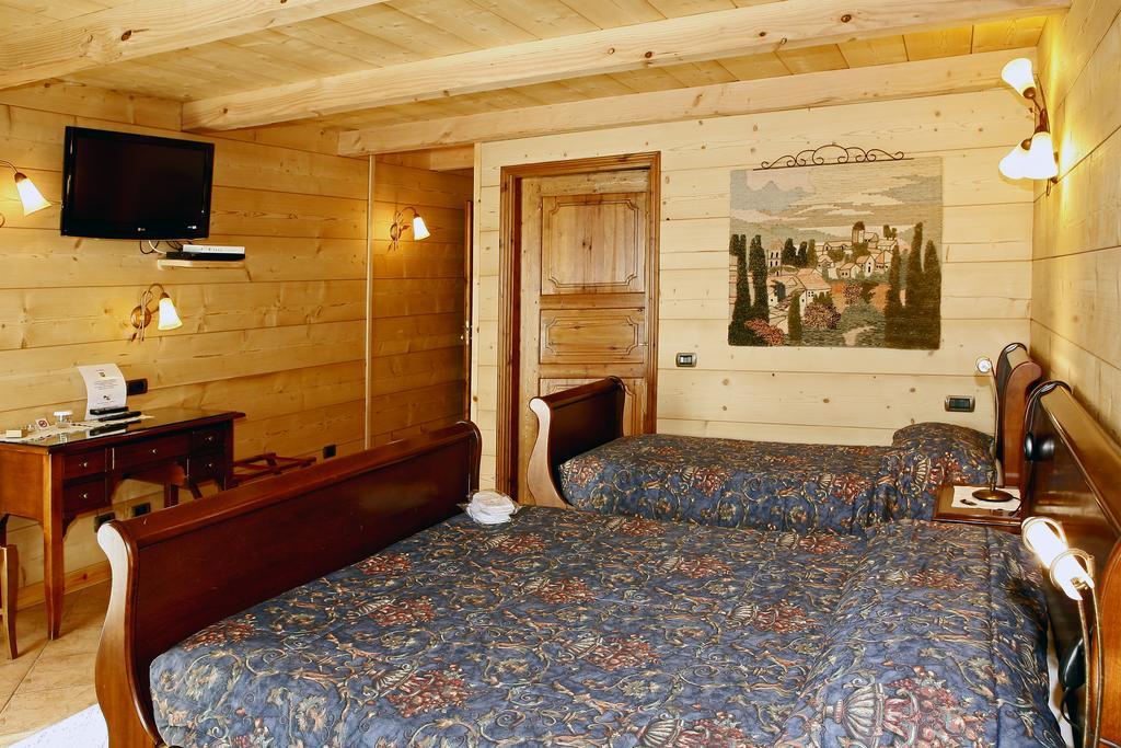 Hotel Les Combes La Salle Esterno foto