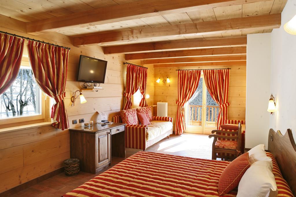 Hotel Les Combes La Salle Esterno foto