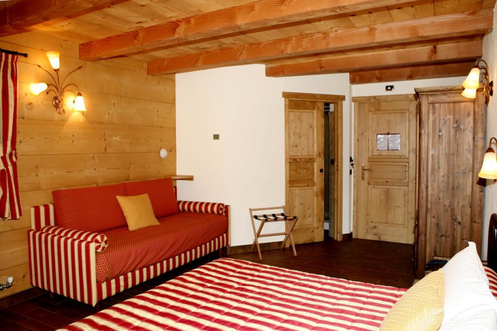 Hotel Les Combes La Salle Esterno foto