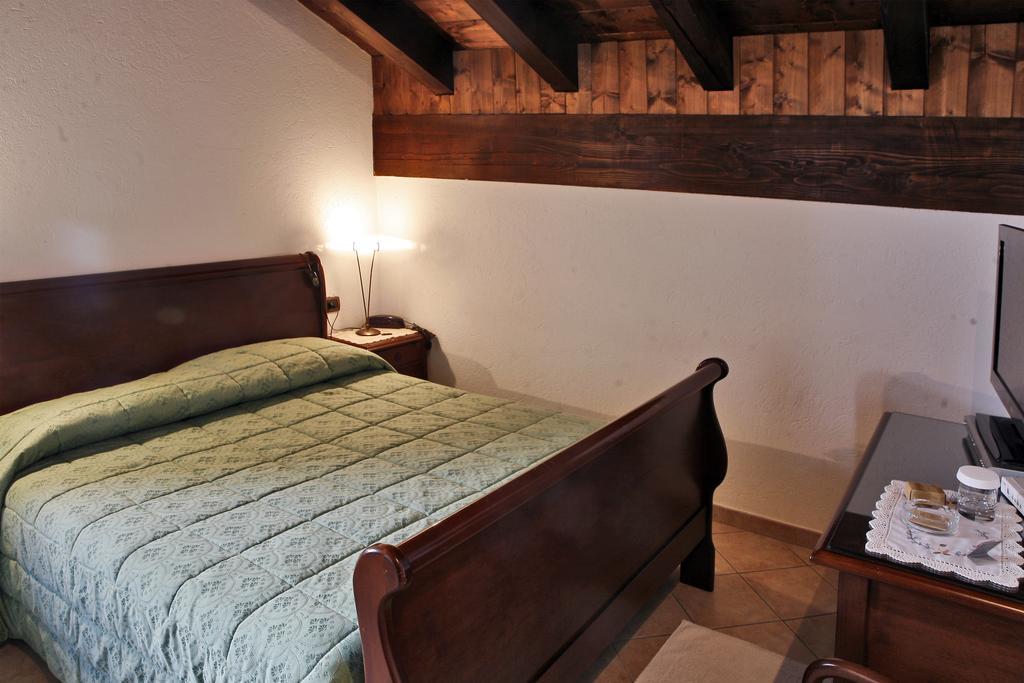 Hotel Les Combes La Salle Esterno foto