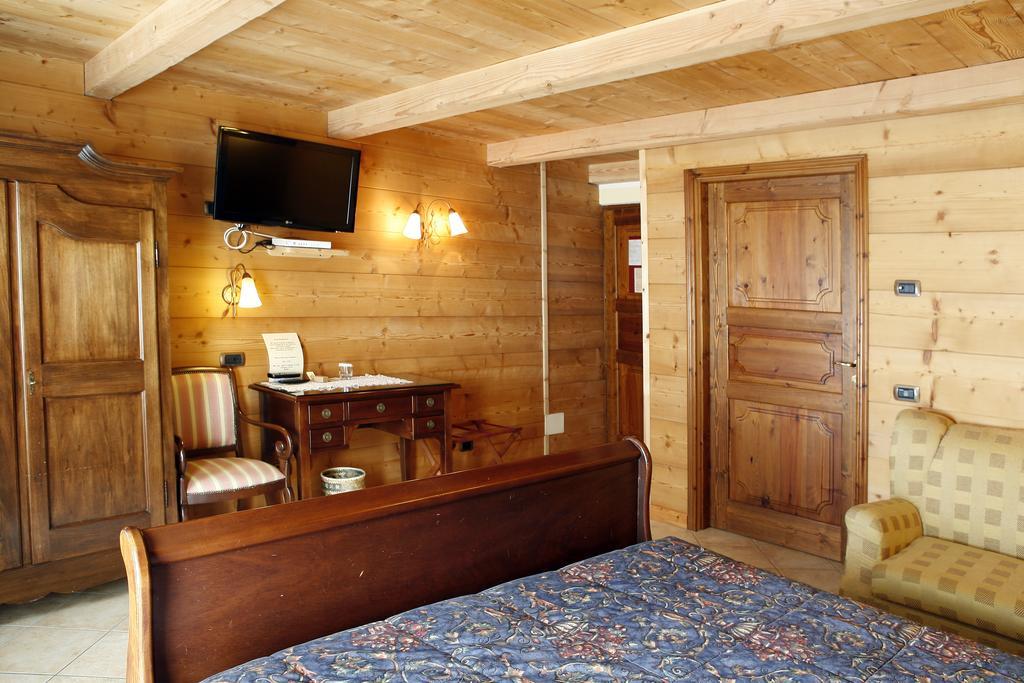 Hotel Les Combes La Salle Esterno foto