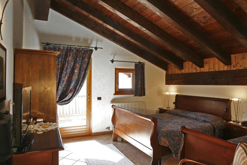 Hotel Les Combes La Salle Esterno foto