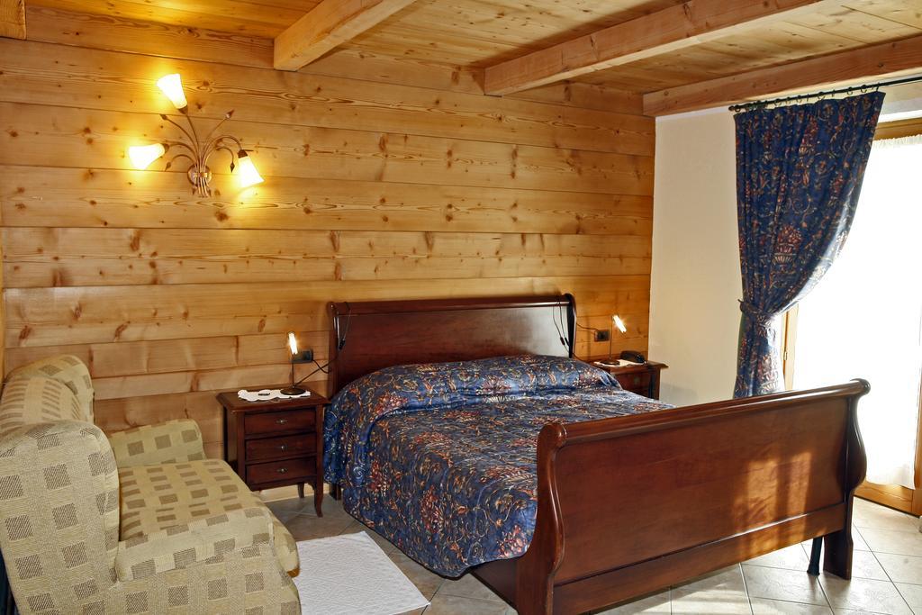 Hotel Les Combes La Salle Esterno foto