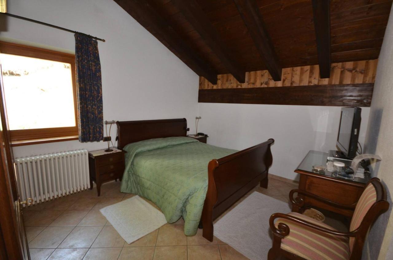 Hotel Les Combes La Salle Esterno foto